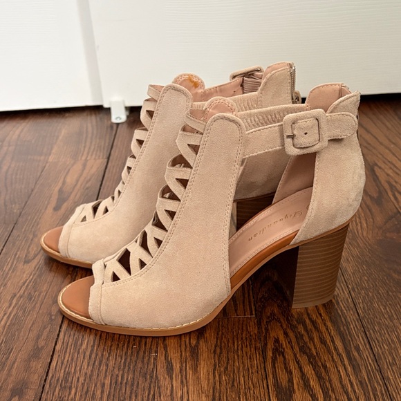 Elegant Beige Heeled Sandals - Picture 1 of 7